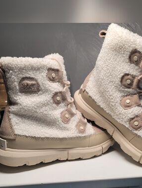 NWOT.  Sorel Womens Joan II Cozy Sherpa Beige & White Boots. Size 7